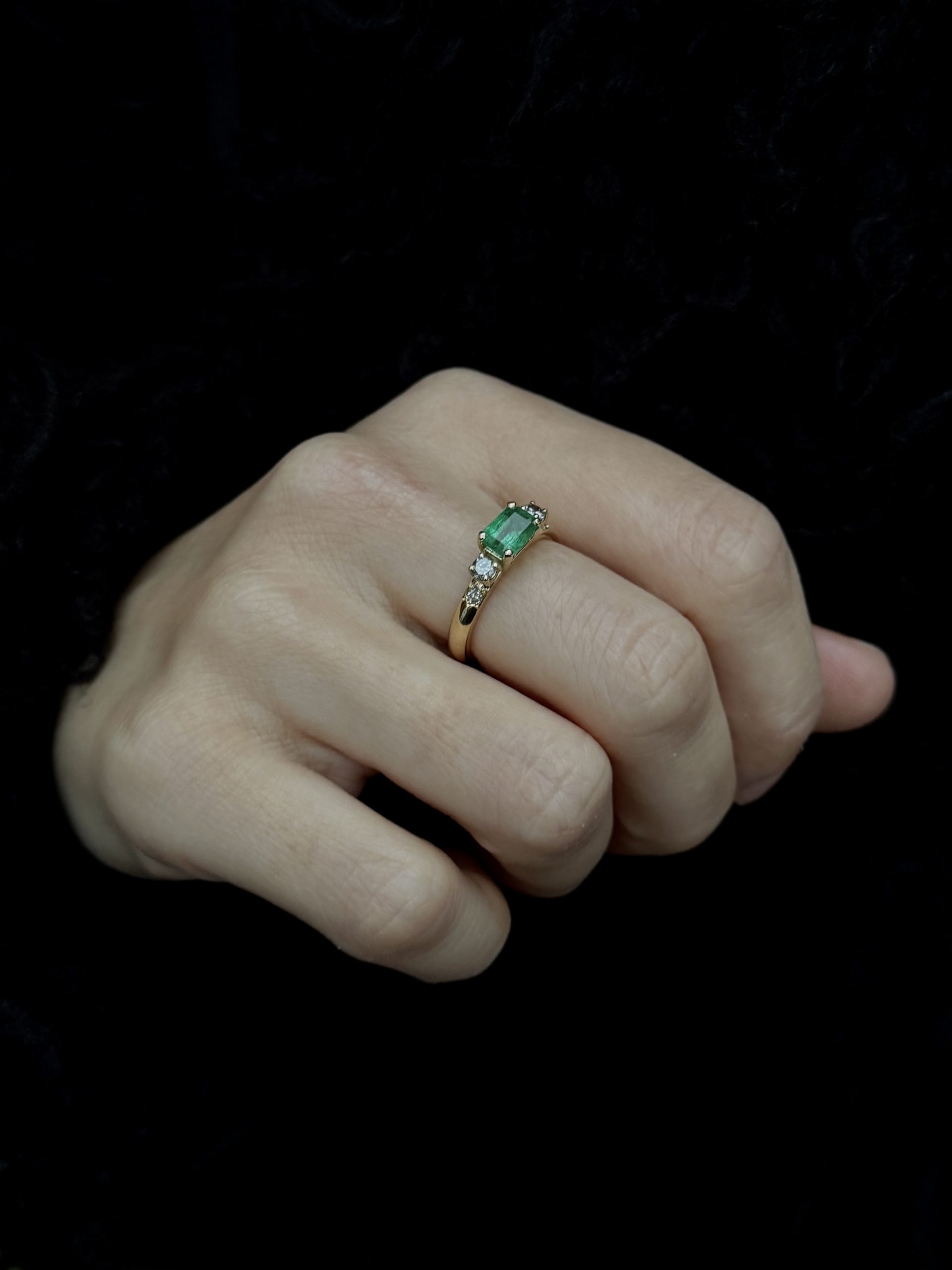 Five Stone Emerald Ring with Salt & Pepper Diamonds - Afbeelding 4