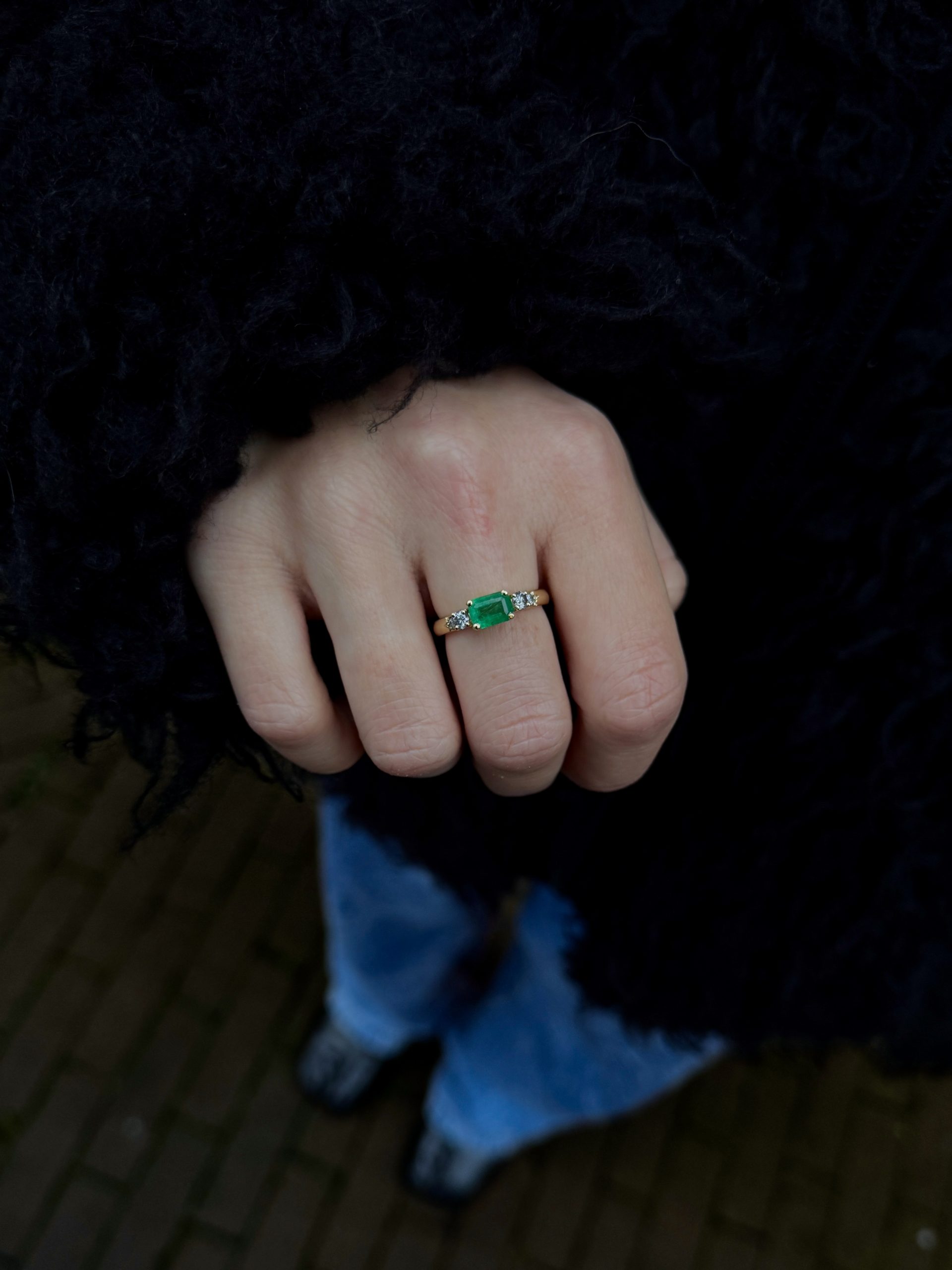 Five Stone Emerald Ring with Salt & Pepper Diamonds - Afbeelding 6