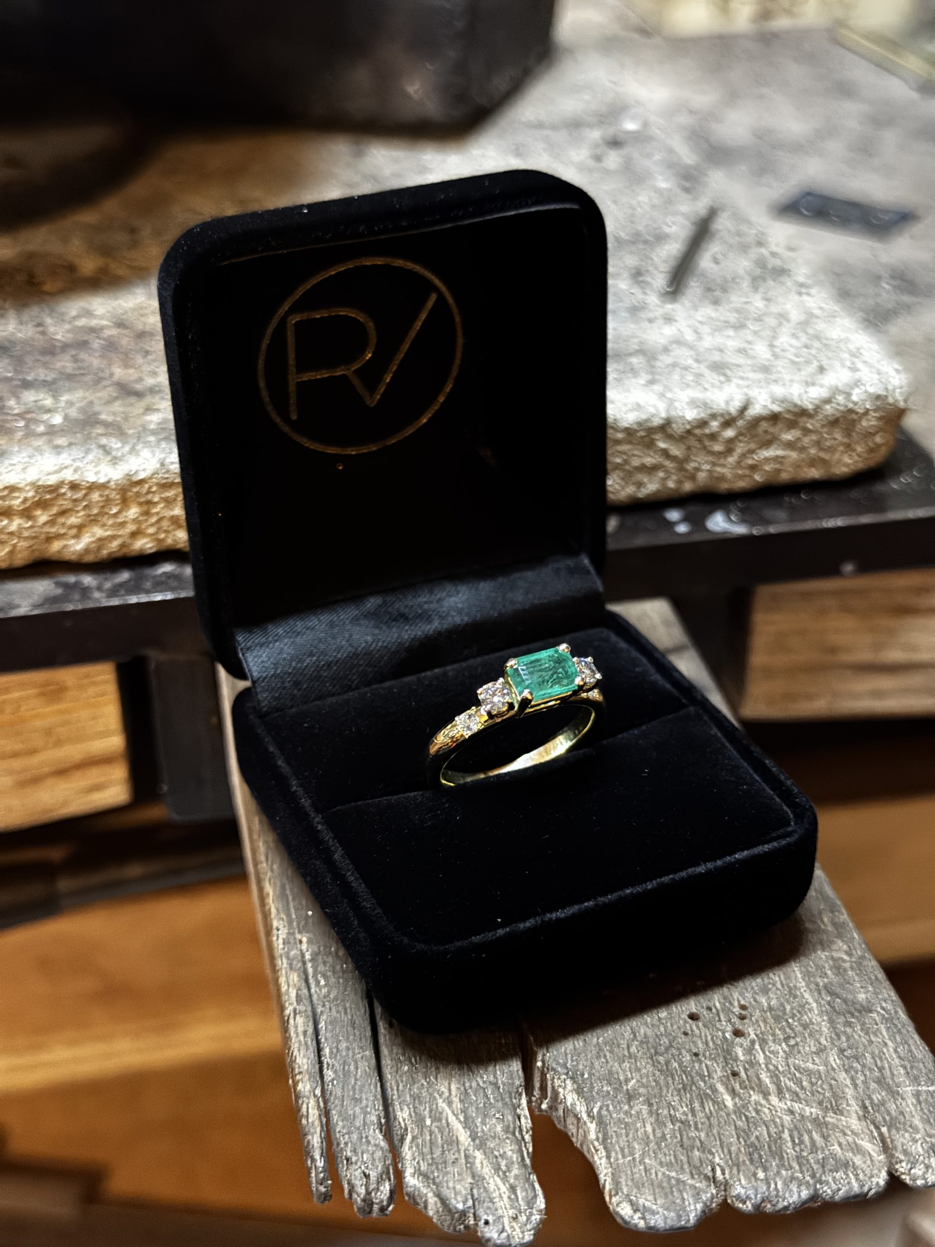 Five Stone Emerald Ring with Salt & Pepper Diamonds - Afbeelding 8