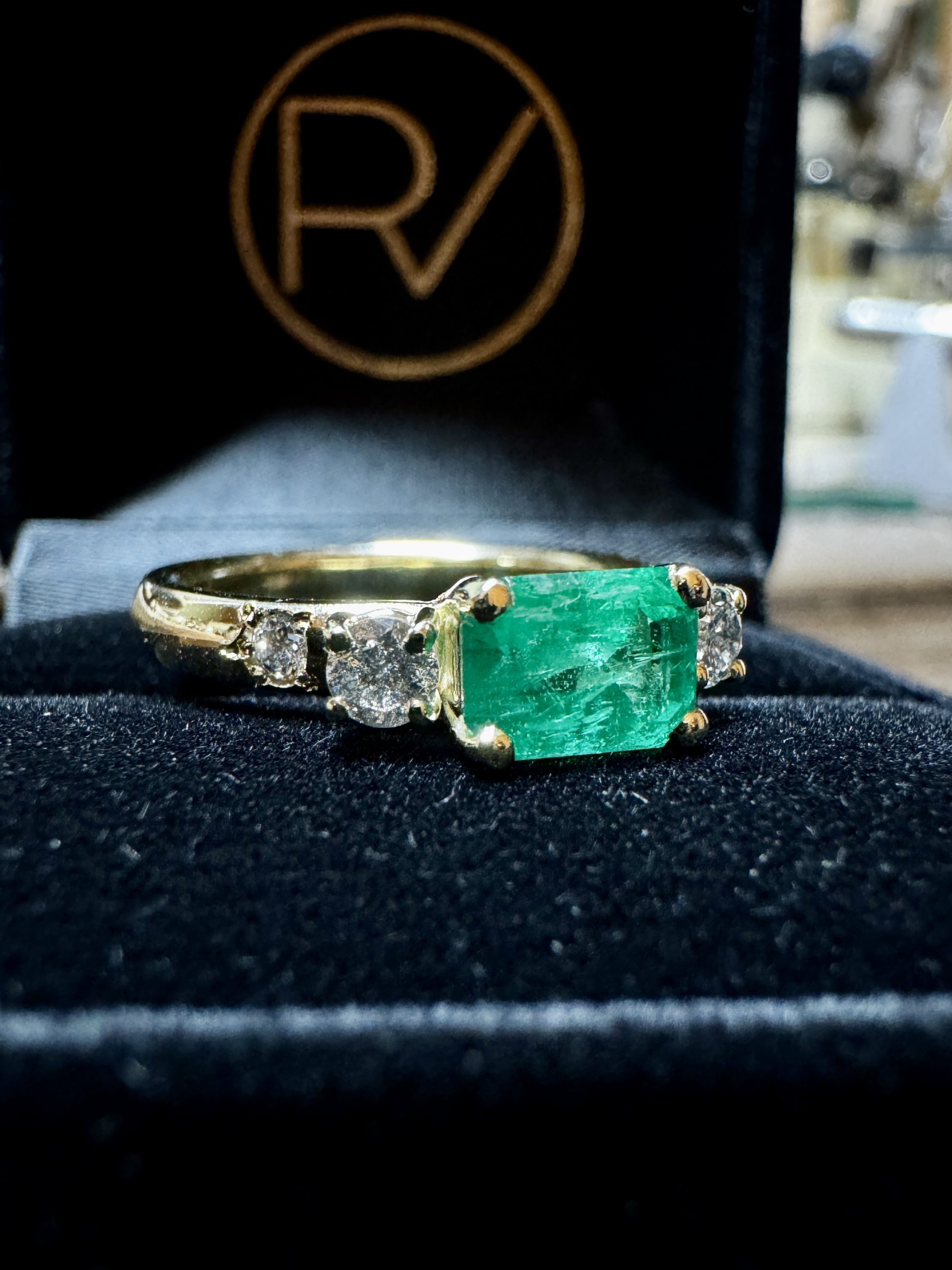 Five Stone Emerald Ring with Salt & Pepper Diamonds - Afbeelding 10