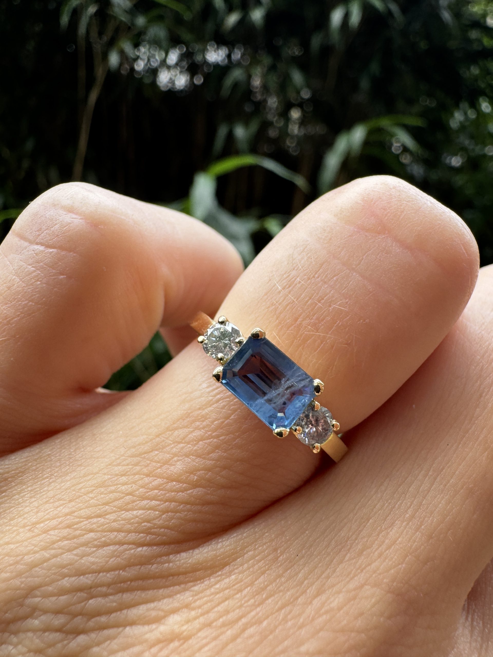 Trilogy Sapphire Ring with Salt & Pepper Diamonds - Afbeelding 13