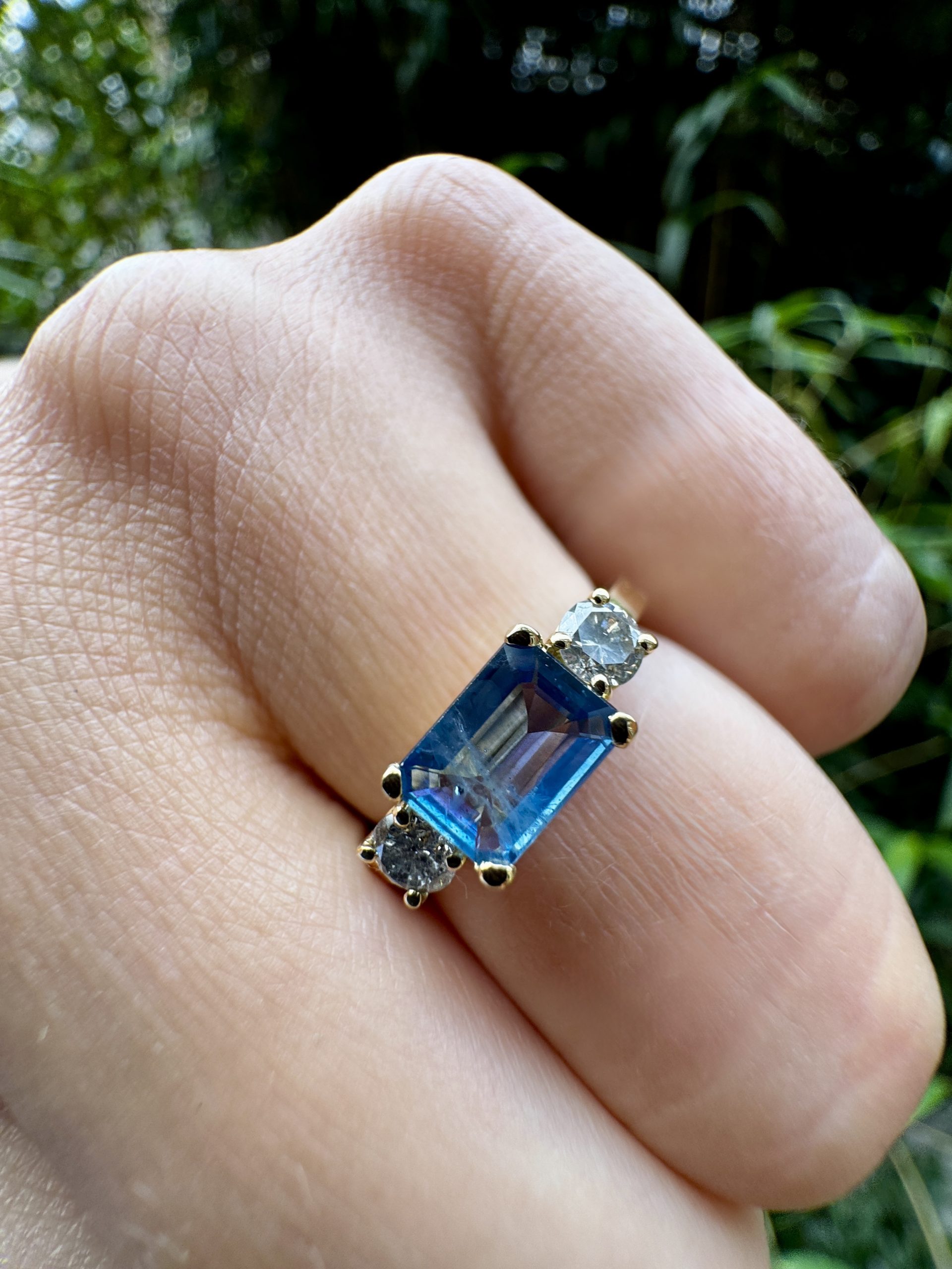 Trilogy Sapphire Ring with Salt & Pepper Diamonds - Afbeelding 10