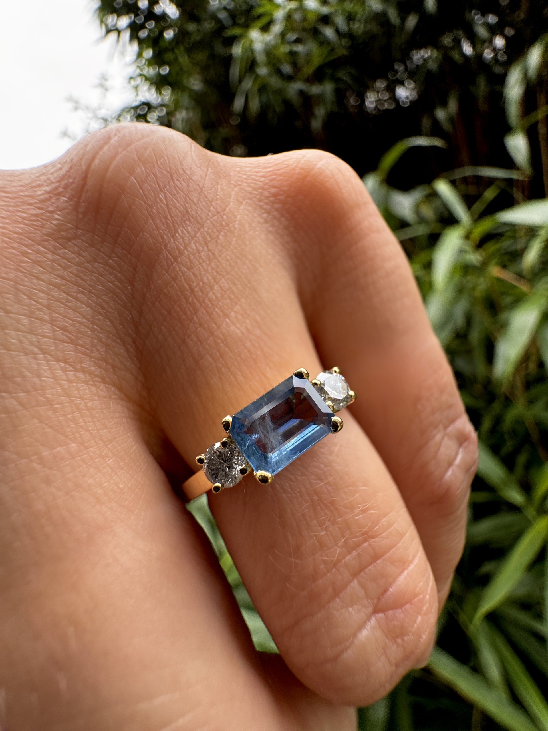 Trilogy Sapphire Ring with Salt & Pepper Diamonds - Afbeelding 6