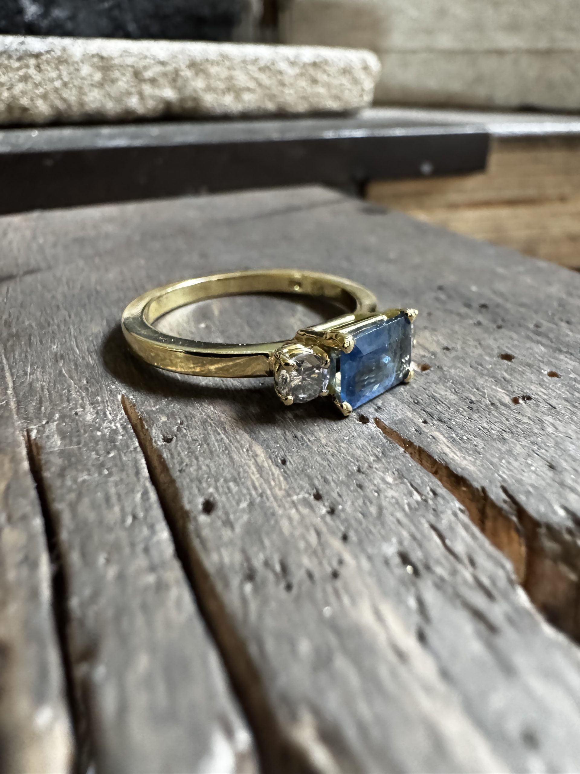 Trilogy Sapphire Ring with Salt & Pepper Diamonds - Afbeelding 4